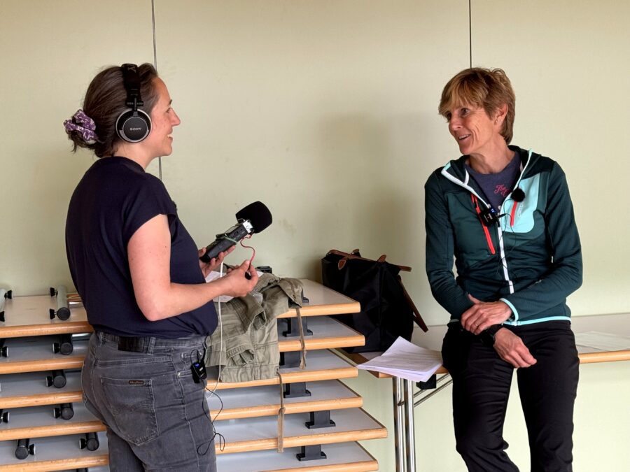 Moderatorin Carla Keller (l.) im Gespräch mit Kursleiterin Nadine Däpp (r.) nach dem «Fit mit Spass».