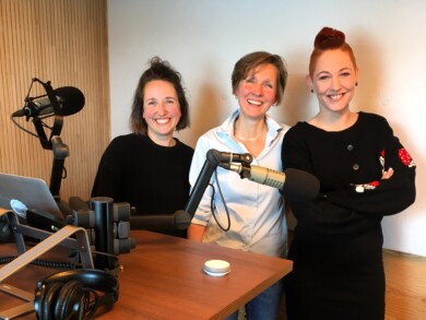 Carla Keller, Kirsten Scheuer und Meta Hiltebrand während den Podcast-Aufnahmen in Winterthur (v.l.n.r.)